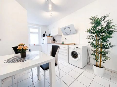 Ce petit appartement de 2 pièces (environ 60 m²) se trouve dans le quartier agréable d'Altlindenau et est entièrement meublé : La cuisine est équipée d'une nouvelle cuisine intégrée moderne (avec plaque vitrocéramique, four, réfrigérateur, congélateu...