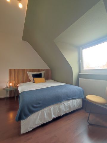 *deutsche Version steht unten* THE APARTMENT Pretty, stylish and bright apartment on the 2nd floor of a small 3 family house with great courtyard and very centrally located. This studio apartment is ideal for business people visiting the city for sev...