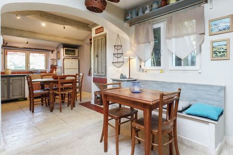 This 2-bedroom cottage in Oppède can accommodate 4 people. It is perfect for families with children and comes with an illuminated garden and a fenced swimming pool. You can explore the historic Oppède-le-Vieux while you are here. L'Isle-sur-la-Sorgue...