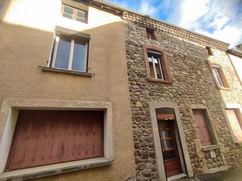 ANNONAY IMMOBILIER presents this village house on several levels, of about 128m2 of living space with garage and possibilities of extension. On the ground floor, a living room of 28m2 then a fitted kitchen of 14m2, a large cupboard, then on the lower...