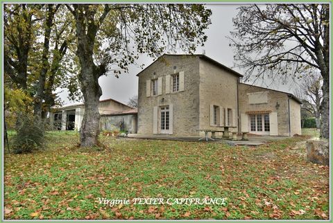 Dpt Charente Maritime (17), à vendre entre SAINT JEAN D'ANGELY et SAINTES maison de caractère P8 sur 3800m² de jardin clos
