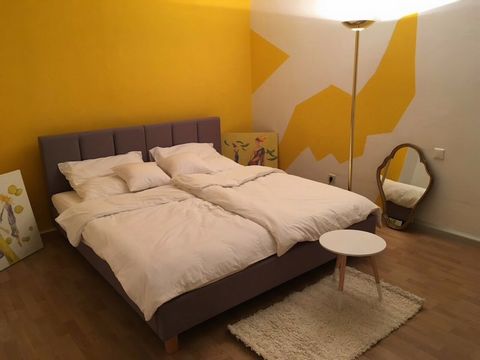 Beautifully furnished 2-room apartment at Fenitzerplatz - with fitted kitchen (oven, hob, built-in refrigerator, extractor hood, microwave, dishwasher) - bathroom with window, shower cabin - leather sofa - double bed (180x200), closet There is a wide...