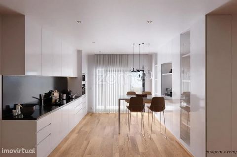 Identificação do imóvel: ZMPT560966 Situado no r/c, este apartamento-moradia de tipologia T2+1, moderno e funcional, é composto por: - Cozinha e Sala comum em 