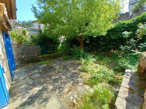 In the village of Castanet le haut, 20 minutes north of Bédarieux, single-storey village house of 47 m2 of living space with a garden of about 70 m2 and a convertible attic and cellars in the basement. Ideal for a holiday home! The house comprises: B...