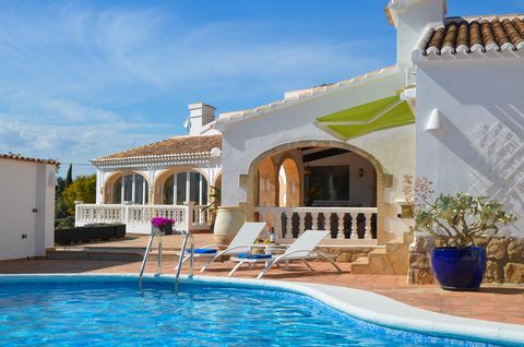 Grosse und schöne Villa in Javea, Costa Blanca, Spanien mit privatem Pool für 6 Personen. Das Haus liegt in einer residentiellen Umgebung. Das Haus hat 3 Schlafzimmer und 2 Badezimmer. Die Unterkunft bietet Privatsphäre, einen schönen Garten mit Bäum...