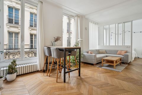 Situated on the second floor of a building equipped with an elevator, adjacent to the lively rue Montorgeuil in the heart of the 2nd arrondissement, this exquisite apartment presents an ideal fusion of comfort, style, and convenience for a memorable ...