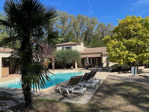 Discover this beautiful Provencal home in the countryside between Lorgues and the village of Le Thoronet, recently renovated and in excellent condition. Situated in a quiet valley and approached along a lane, the gated driveway leads to a circular pa...