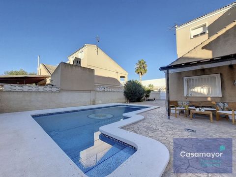 Semi-detached house for sale located in a privileged location in San Vicente del Raspeig, living room with fireplace, equipped kitchen, four bedrooms and two bathrooms, exterior with pool and barbecue area. This fabulous property is a chalet-type hou...