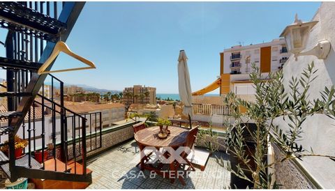 Exclusive duplex penthouse in the heart of Torre del Mar, next to the promenade, and within walking distance of bars, restaurants and stores. It s also next to the emblematic Paseo Larios. The property, recently renovated to the highest standards, ha...