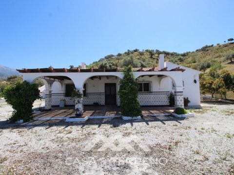 Beautiful 8000 sq. mts. farmhouse near the town of Rubite. The house has a covered terrace, three bedrooms, one bathroom, a lounge with fireplace, kitchen and a garage. Outside, on the upper part of the plot, there is a large swimming pool, a chicken...