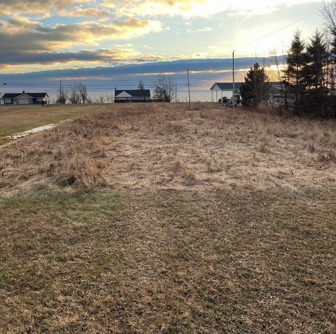 Ready-to-build residential lot with a view of the Baie des Chaleurs. Municipal water and sewer services are available. INCLUSIONS -- EXCLUSIONS --