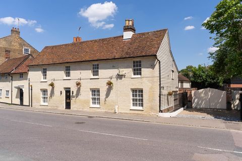 PROPERTY DESCRIPTION Aylott house is a beautiful and superbly renovated well known and historic building positioned with easy access to all of Buntingford's excellent amenities, the former 'Buntingford Dairy' has been carefully and meticulously trans...