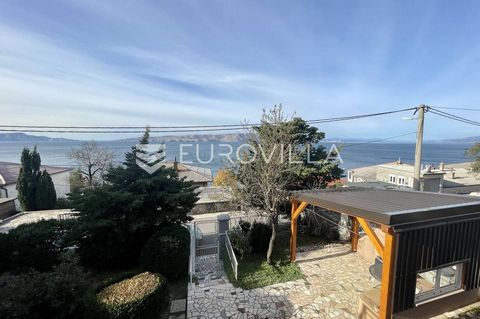 A beautiful apartment of 44 m2 with a beautiful garden of 120 m2 and a view of the sea and the island of Krk. It consists of an entrance area, kitchen and dining room, two bedrooms, bathroom and toilet. In front of the apartment there is a beautiful ...