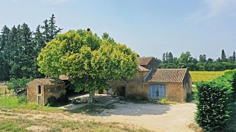 Close to the hilltop villages of the Luberon, in a quiet but not isolated setting, old farmhouse to renovate with approx. 350 m² of usable floor space on over 8000 m² of land.Living area (approx. 130 m²):Large living room with fitted kitchen, dining ...