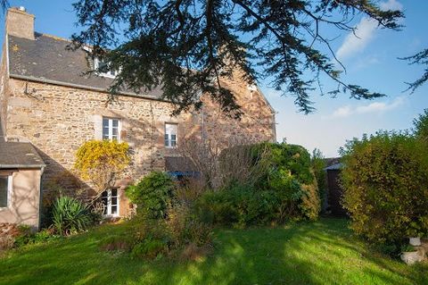 Located in the heart of Perros-Guirec, this house of character, full of charm, with breathtaking views of the sea, offers you unparalleled potential to create the coastal residence of your dreams. The house requires renovation work to highlight its p...