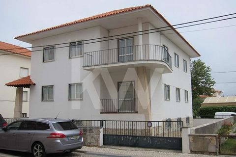 The apartment in question is the top floor of a villa in horizontal property in the beautiful village of S. Martinho do Porto, on one of the main streets and 50 meters from the beach. It is a property with 6 rooms, two bathrooms, both with window, tw...
