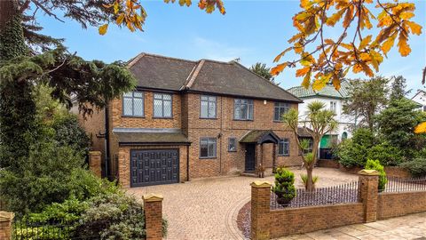 This imposing, six bedroom family residence is ideally located for both Barnet High Street and Whetstone's High Road – so you are spoilt for choice of shops, bars and restaurants on your doorstep. Equidistant between High Barnet and Totteridge and Wh...