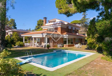 This fantastic house is located in a quiet and central residential area of El Masnou, a few minutes walk from the beach, the train station and all kinds of amenities. El Masnou is a coastal town located just 15 minutes from Barcelona that offers many...
