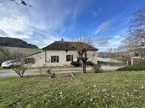   Stone house with countryside views, without any nuisance or neighbors, located on a hill in the commune of Valeilles, 2 minutes from the village. But also 5 minutes from Dausse or 8 minutes from Penne d'Agenais   This old farmhouse and barn has bee...