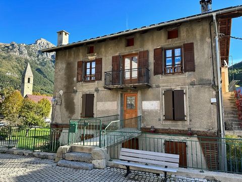 Exclusivity - Valdeblore La Colmiane - Located in Saint Dalmas, Place de l'école, on the top floor of a house with four exposures with different unobstructed views of the village and the mountains, a 3-room apartment of about 43 m2 and a 2-room apart...