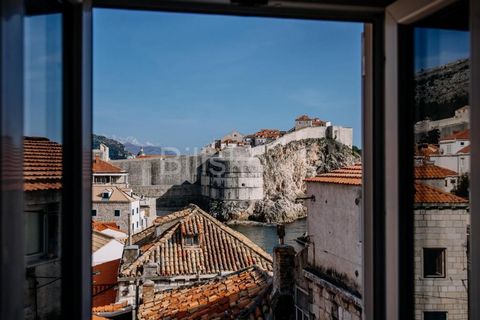 Dubrovnik, old town, apartment house area of approx. 300 m2 with a total of 5 apartments. A beautiful stone house about 200 meters from the walls of Dubrovnik. There are 5 modernly equipped apartments on a total of 5 floors. Each apartment has one ro...