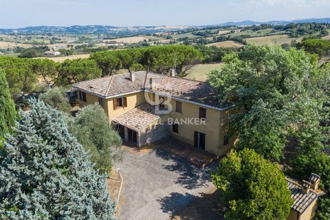 Villa located in a panoramic position in the Babbucce area, in Gradara, in the Gradaresi hills of the province of Pesaro. Built in the 80s on a plot of about 5000 square meters, the villa offers a total area of about 600 square meters distributed on ...