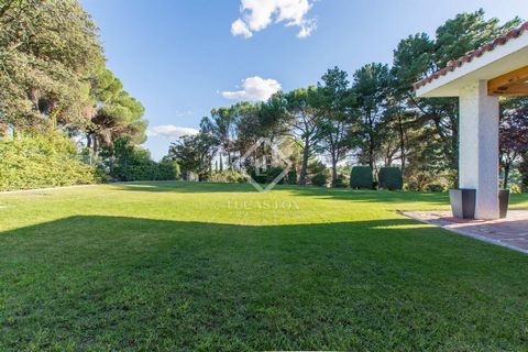 Lucas Fox is proud to present this beautiful 1,050 m² villa located in one of the most prestigious developments in Madrid, Monteprincipe benefits from amazing vast green areas, the Monteprincipe Social Club, and from the proximity to the HM Monteprin...