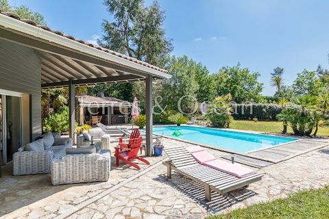 In a beautiful natural environment 5 minutes from HOSSEGOR, the golf course and the beaches, on more than 7400m2 of land, spacious house of around 350m2. Facing south, it comprises entrance hall, large living room, dining room, new kitchen, five bedr...
