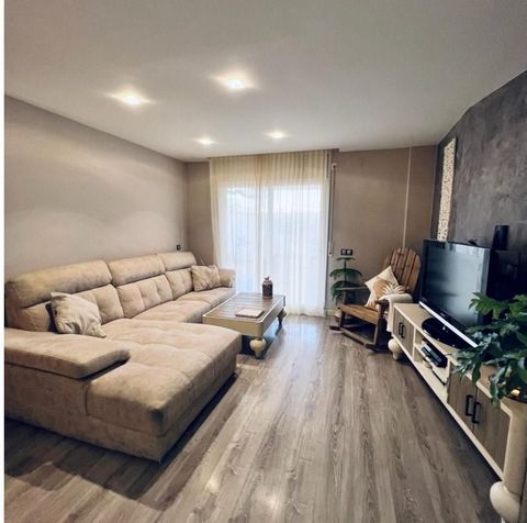 Pre-owned apartment from 2006 in the centre of Cambrils. The 72m2 apartment is distributed between two bedrooms with built-in wardrobe, bathroom with shower, open equipped kitchen and large living-dining room with access to a private patio. The prope...