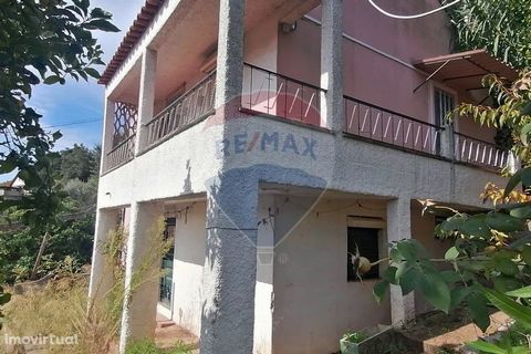 House T2 in need of rehabilitation works. Friendly location with a great panoramic view over the Conraria valley. Consisting of two floors: on the ground floor is encompassed the cellar, storage room and storage; On the 1st floor has two bedrooms, li...
