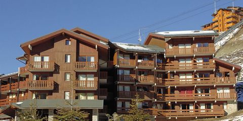YOUR RESIDENCE Les Sentiers du Tueda Fully refurbished self catering ski apartments decorated in warm tones. Enjoy the magnificent views of the 3 Valleys from your apartment balcony. Direct access to slopes on skis from the residence. 200m from the s...