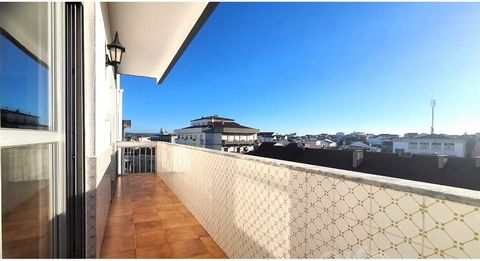 Apartment T2+1 center of Peniche Ideal for walking for all shops and services Located on 5th and top floor of the building (recently paitend) with elevator Excellente areas Two bathrooms Wardrobs in the bedrooms and two in the hall Storage Balconies ...