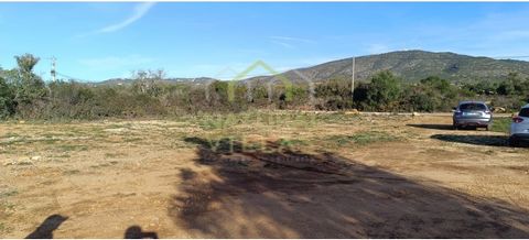 Rustic land in the vicinity of Cerro Azul in Quelfes, Olhão in the Algarve. This rustic property with a total land area of 1,960m2 is composed of arable culture and rainfed trees characteristic of the region. It is also characterised by its completel...