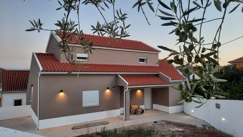 Excellent 3 bedroom + 1 what can be used as office or extra bedroom, detached villa under construction, consisting of 3 floors, inserted in a traditional urban area, this property is prime real estate. The ideal family home. This villa is located in ...