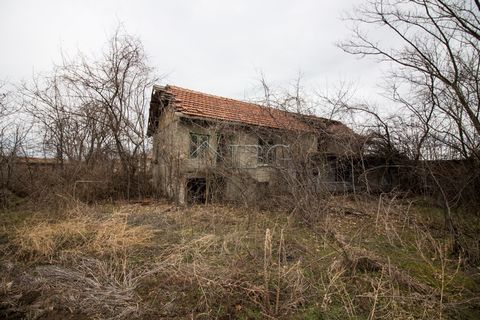. Nice house for renovation in the edge of wonderfull village near Ruse IBG Real Estates is pleased to offer this rural property, located in a picturesque and very well organized village near Ruse. There is a small zoo with ostriches and other animal...
