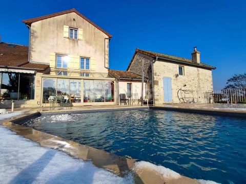 Ref 67527PP. Located in a renowned wine village on the Côte Chalonnaise wine route, we invite you to come and discover this old real estate complex of 229 m² of living space in an exceptional and rare location. This residence, rehabilitated over the ...