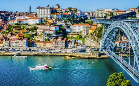 Hoje oferecemos uma grande oportunidade: 3 prédios no Porto.   Entre em contato conosco pelo telefone: ... Sonia Costa