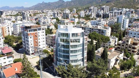 Incredibili appartamenti con vista sul mare e sulla natura a Cipro del Nord Girne Eleganti appartamenti con splendida vista sulle montagne e sul mare nella città turistica avanzata di Girne, nel nord di Cipro. La città è conosciuta come un centro cos...