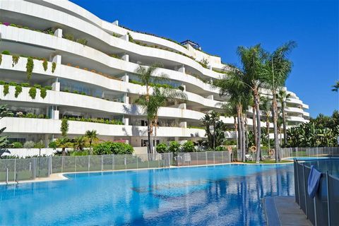 Located in Puerto Banús. Fantastic ground floor apartment for rent in Puerto Banus, Costa del Sol. Located in a prestigious residential complex, very quiet and private. In excellent conditions and fully furnished. It comprises a large living/dining a...