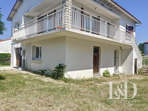 We like the location in the centre of Meschers sur Gironde, in a quiet cul-de-sac between the marina and the beach: you can do everything on foot or by bike. This house composed of 2 independent apartments offers you several possibilities such as sum...