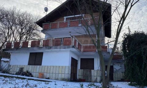 SUPRIMMO Agentur: ... Wir präsentieren ein wunderschönes dreistöckiges Haus mit Blick auf die Donau im Dorf Yassen, 15 km von der Stadt Yassen entfernt, zum Verkauf. Vidin. Das Anwesen hat eine Fläche von ca. 800 qm, gut angelegt und terrassenförmig ...