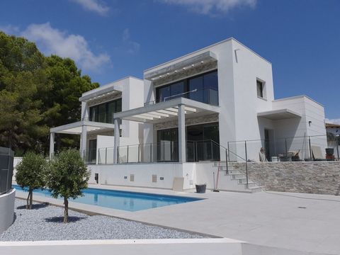 ✓Modern style semi-detached villa with views over the Costa Blanca valley and private swimming pool. The Villa is located at only 1.5Km from the centre of Moraira and its beaches. It is distributed over 2 floors on a plot of 458 m2 and has 130 m2 of ...