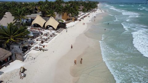 We are pleased to present you with an extraordinary opportunity in Tulum. This strategically located property has been meticulously developed and is home to a Beach Club that stands out as an emblem of the place. This space features two oceanfront ba...
