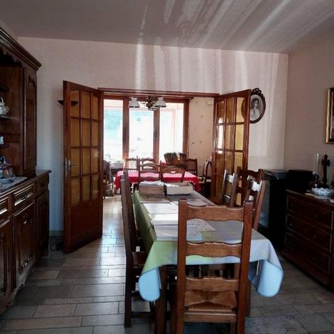 Ideal for investors, craftsmen or liberal professionals, in a busy area, this property offers numerous operating possibilities: - a living area of 140 m2, living/dining room, office, veranda, 3 bedrooms and bathroom - its commercial premises of 100 m...