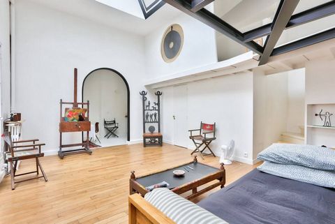 Unique apartment nestled in the heart of the 9th arrondissement of Paris. Freshly renovated with a captivating artistic touch, this space reflects both the Parisian charm and the creative inspiration that surrounds it. Just a 3-minute walk from the l...