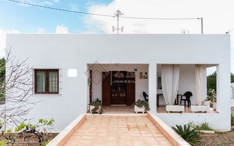 Detached house in Pilar de la Mola of 163 square meters on an urban plot of 777 meters. They consist of three spacious double bedrooms with fitted closets, fitted kitchen with new appliances, two bathrooms, one of them en suite and living room. Accor...