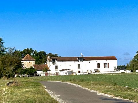 We are pleased to present this beautiful property from the 16th century that has appeared on several books on the Charente region. Minutes away from the Perigord Vert, this magnificent logis comprises of: approximately 500m2 of outbuildings arranged ...