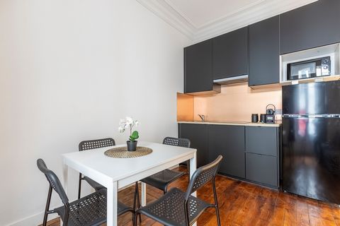 Come stay in this peaceful, fully equipped and functional apartment. You will find everything you need for a pleasant stay, whether for leisure or work. At 700m from Asnières station, you will reach Saint-Lazare station and the center of Paris in 15 ...