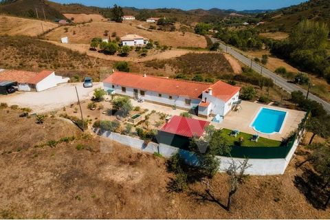   House in the heart of the Algarve mountains, completely renovated with great taste, preserving all the traditional Algarvian features, with enormous potential for future local accommodation. This property has been transformed into 2 independent T2 ...