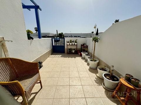 At Inmobiliaria Estupendo we are happy to be able to offer you this spacious apartment located in the Montaña Roja area. It consists of a large terrace that communicates directly with the living room, which gives it a lot of light. The living room ha...